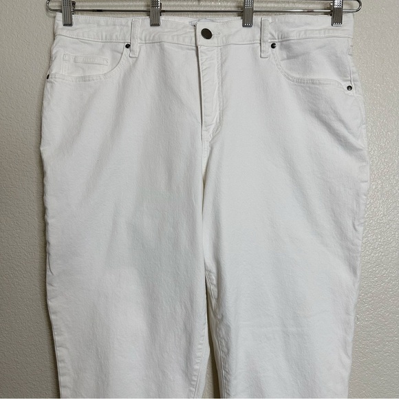 Lane Bryant Boyfriend Fit Mid-Rise White Capri Jeans, Size 18 - Picture 2 of 12